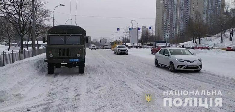 Київські поліцейські допомагають водіям долати наслідки негоди на дорозі
