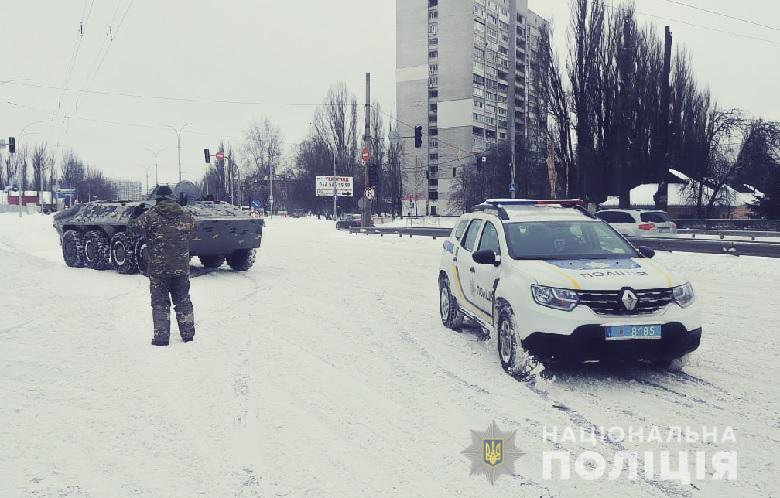 Київські поліцейські допомагають водіям долати наслідки негоди на дорозі