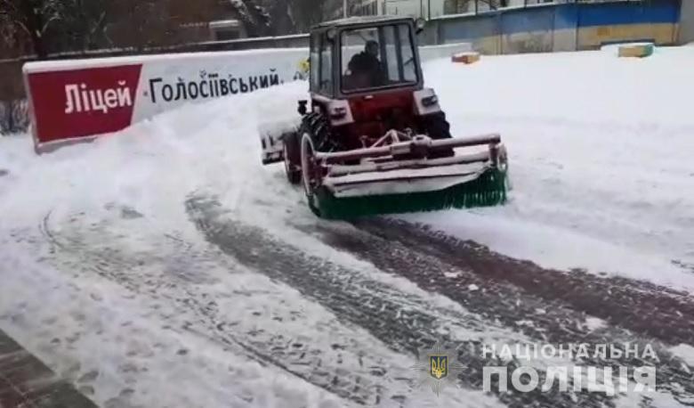 Київські поліцейські допомагають водіям долати наслідки негоди на дорозі