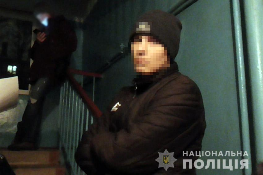 У Хмельницькому поліцейські оперативно затримали зловмисника, який пограбував 9-річну дівчинку