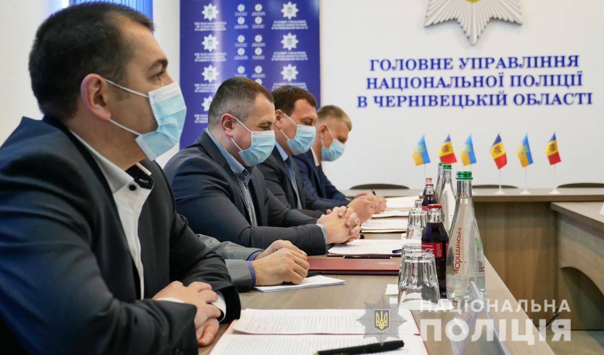 На Буковині поліцейські України та Республіки Молдова обговорили подальше міжнародне співробітництво у боротьбі з нелегальною міграцією і торгівлею людьми