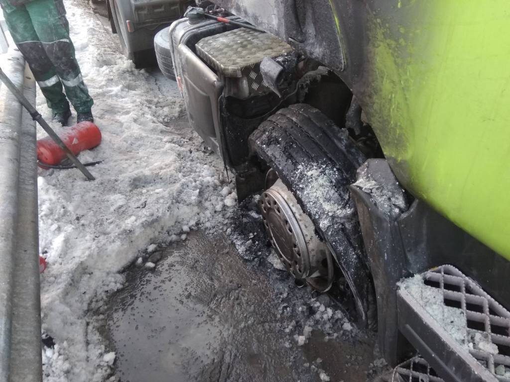 Житомирська область: фахівці ДСНС загасили бензовоз на трасі