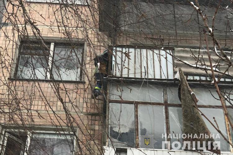 Патрульні Тернополя врятували дитину від падіння з 12-метрової висоти