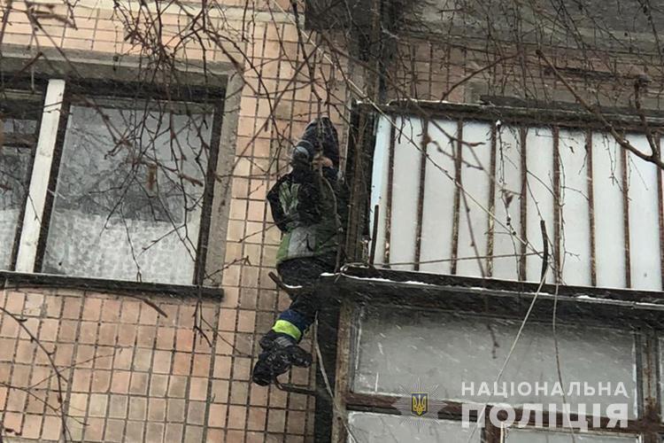 Патрульні Тернополя врятували дитину від падіння з 12-метрової висоти