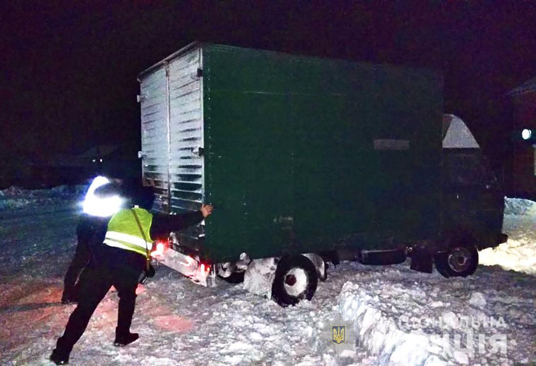 Поліцейські Житомирщини допомагають водіям у складних погодних умовах
