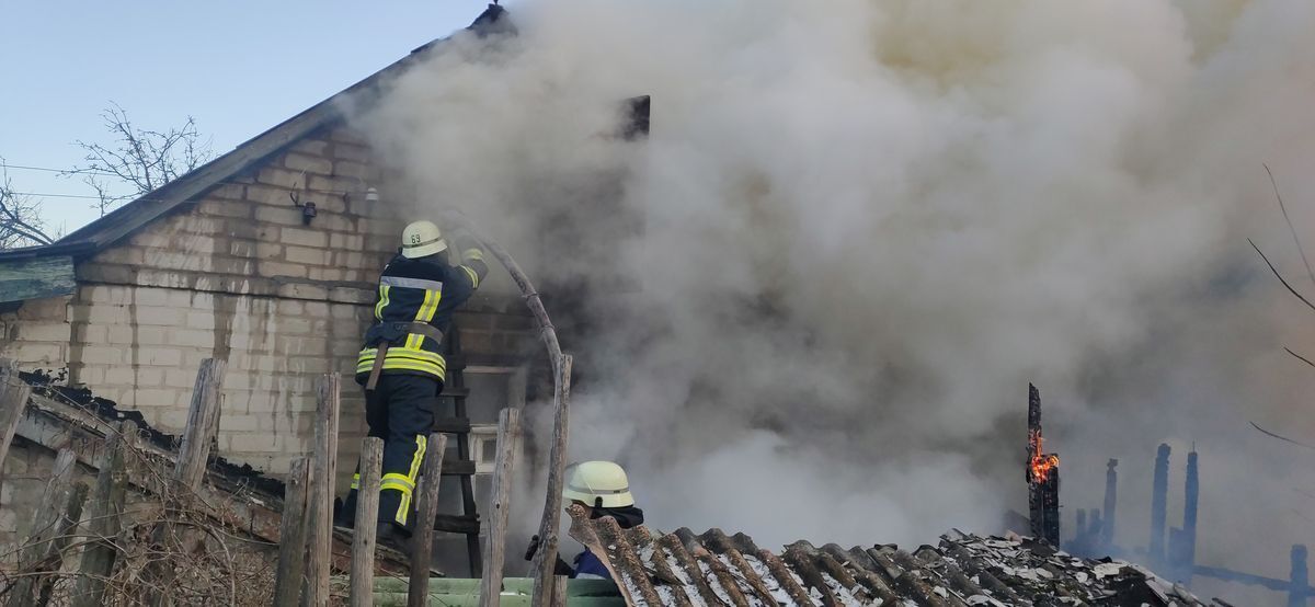 Донеччина: вогнеборці запобігли поширенню полум’я на житловий будинок та 2 господарчі споруди