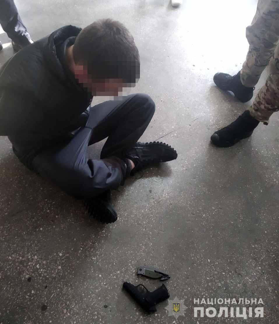 У Вінниці в медичному закладі поліцейські затримали зловмисника, який  погрожував лікарям зброєю