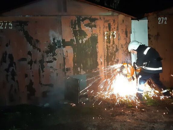 Миколаївська область: вогнеборці загасили пожежу в автогаражному кооперативі