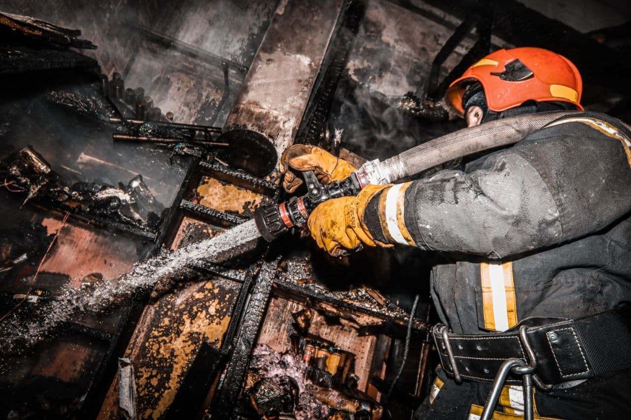 м.Київ: рятувальникики ліквідували пожежу у трьохповерховій будівлі