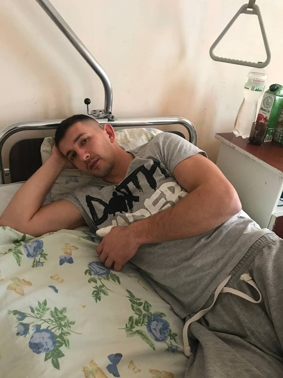 Поліцейський Тарас Слюсарук отримав ножові поранення та врятував кілька життів під час сімейної сварки на Волині