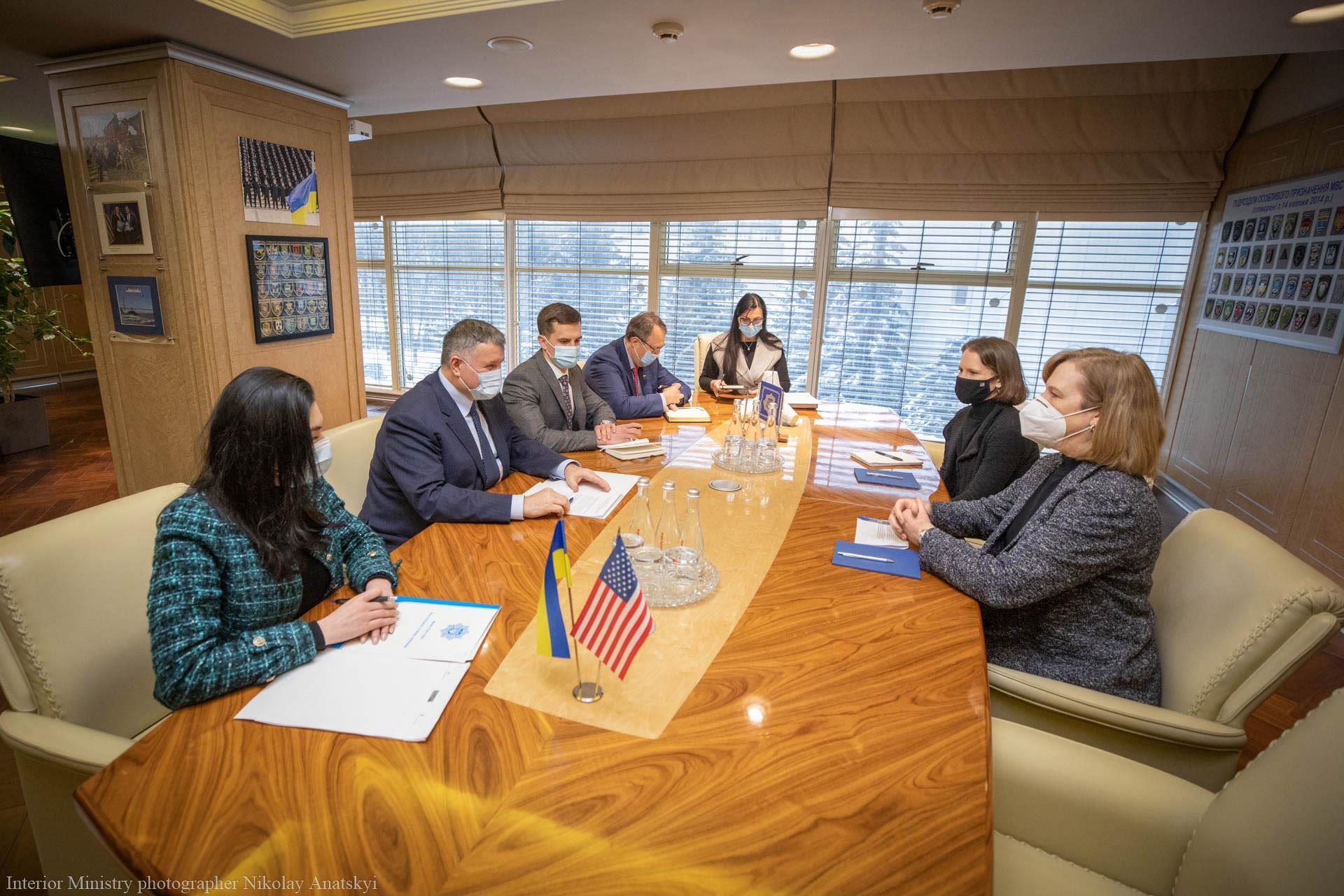Арсен Аваков провів зустріч із Тимчасово повіреною у справах США в Україні Крістіною Квін