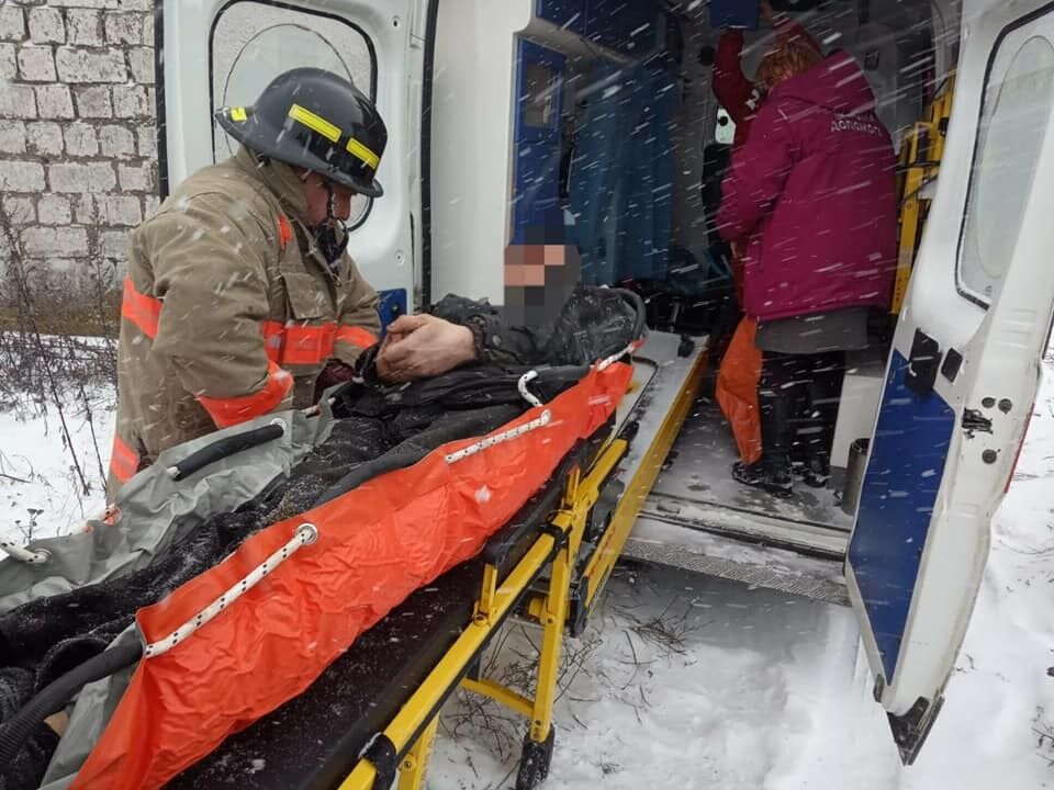 Рятувальники Дніпропетровщини вивільнили чоловіка з-під уламків залізобетонної плити
