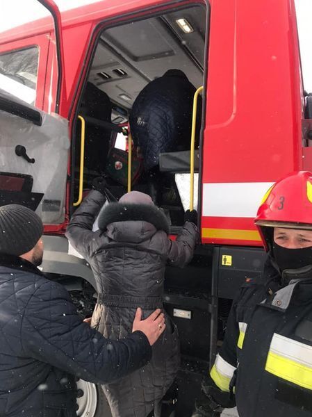 Івано-Франківська область: рятувальники допомогли хворій жінці дістатися додому за ліками