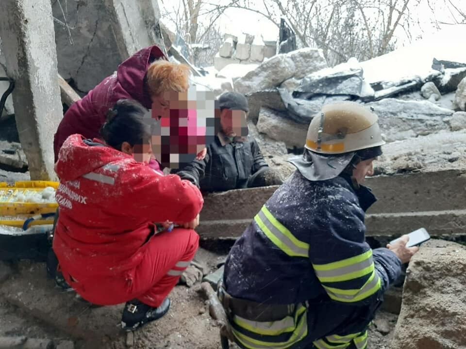 Рятувальники Дніпропетровщини вивільнили чоловіка з-під уламків залізобетонної плити