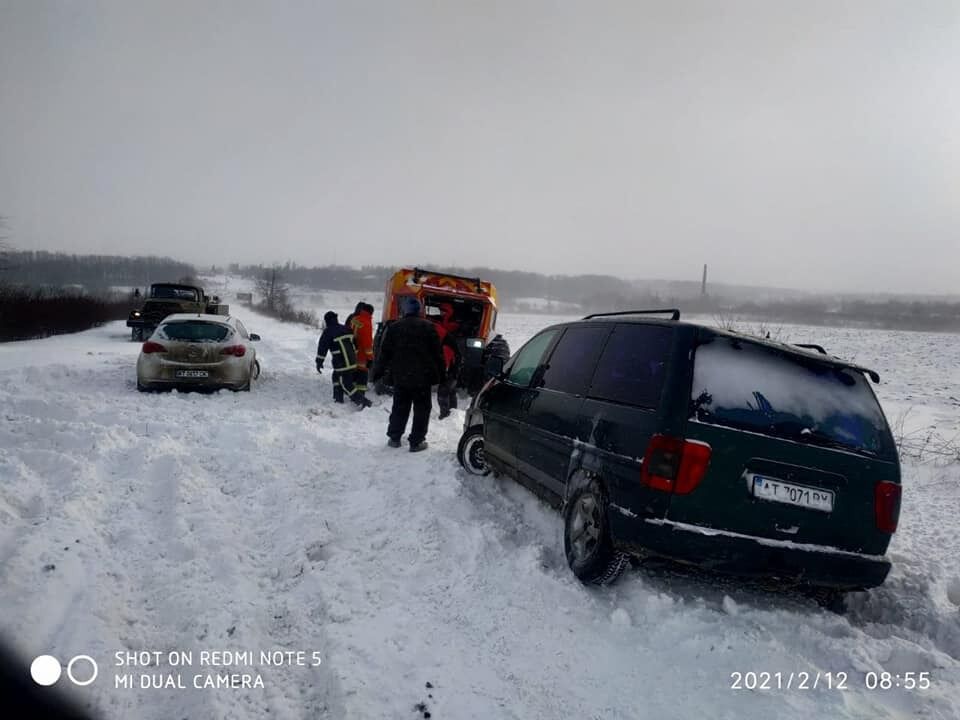 Івано-Франківська область: рятувальники надають допомогу людям на автомобільній дорозі Городенківщини