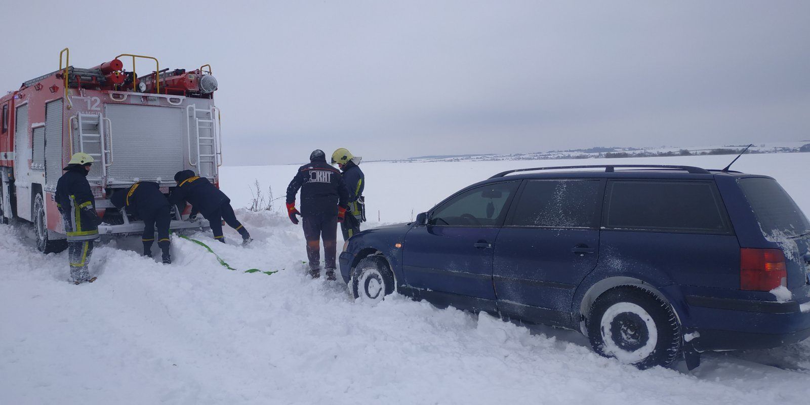 Львівська область: із снігового полону рятувальники звільнили 14 автомобілів, у яких перебувало 34 особи, з них 2 дитини