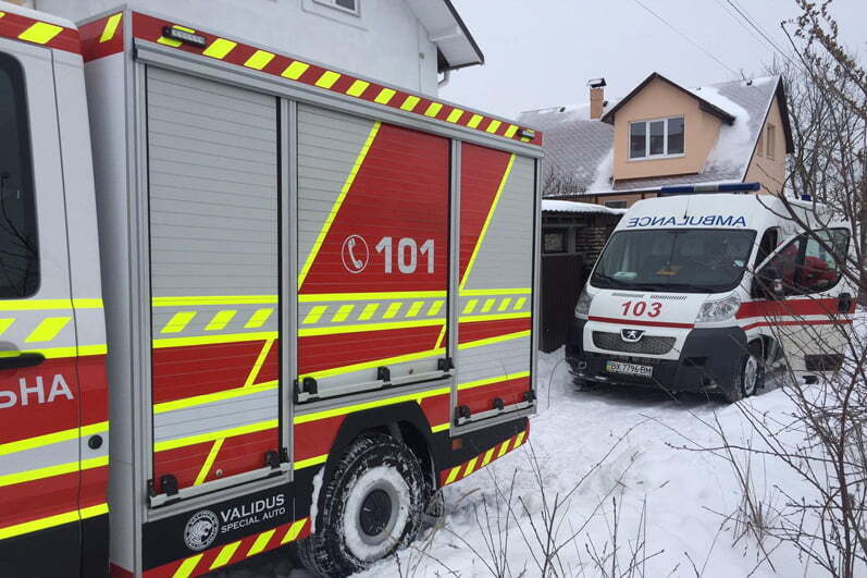 Хмельницька область: рятувальники витягнули зі снігу карету швидкої, в якій знаходився чоловік, що потребував невідкладної допомоги