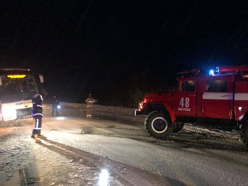 Львівська область: надзвичайники відбуксирували пасажирський автобус, в якому перебувало 18 людей