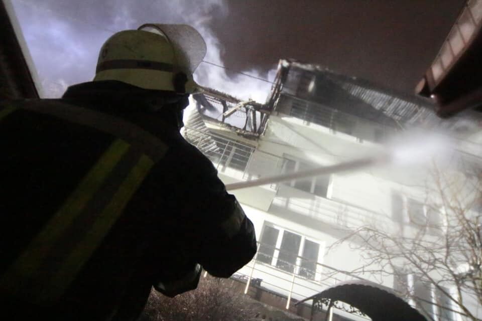 Столичні рятувальники ліквідували пожежу в 3-поверховому будинку