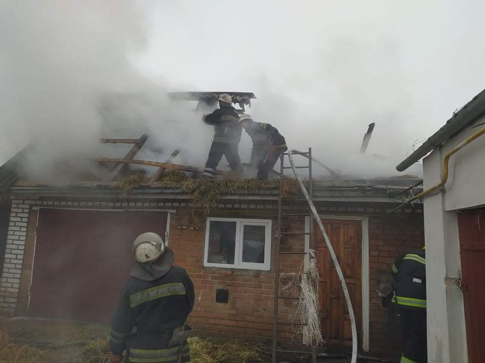 Вінницькі рятувальники ліквідували пожежу в господарчій будівлі