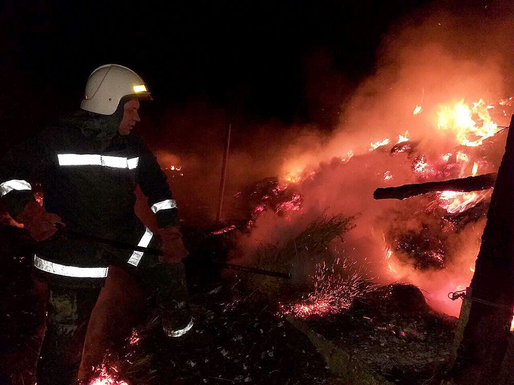 Миколаївська область: вогнеборці Баштанщини ліквідували пожежу сінника
