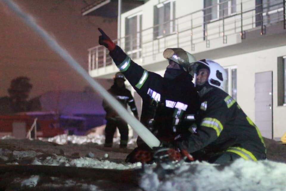 Столичні рятувальники ліквідували пожежу в 3-поверховому будинку