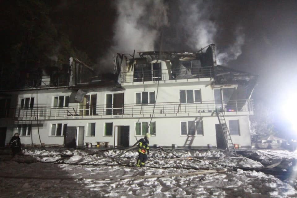 Столичні рятувальники ліквідували пожежу в 3-поверховому будинку