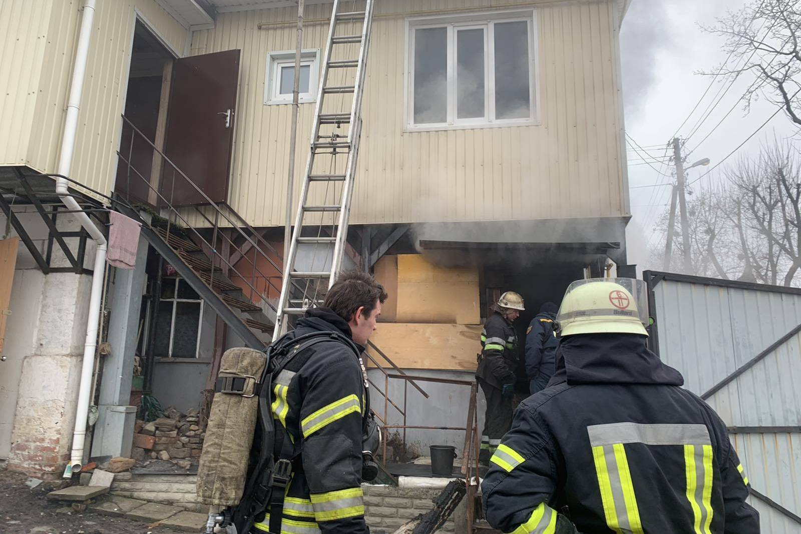 м. Харків: рятувальники загасили пожежу в будинку старої забудови