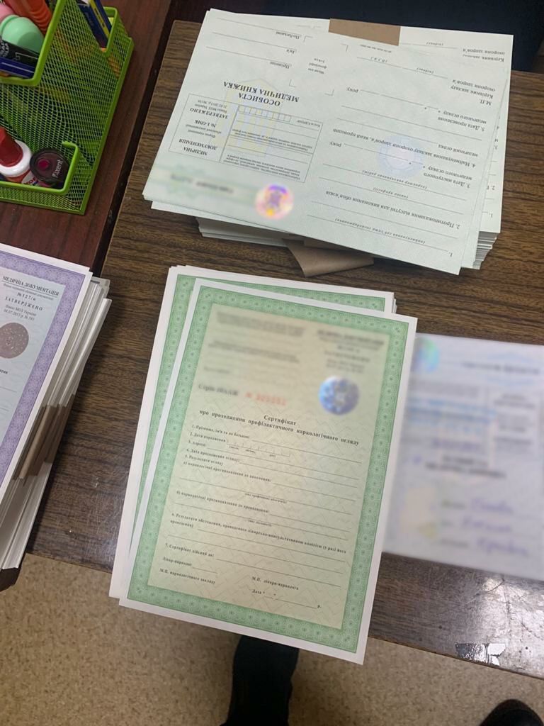 Детективи Харківщини припинили протиправну діяльність групи, яка підробляла медичні довідки