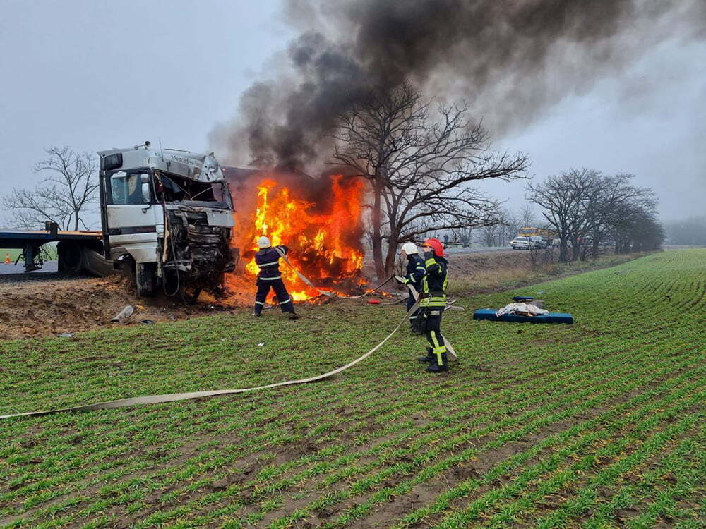 Миколаївська область: рятувальники ліквідували пожежу вантажівки, яка зайнялась внаслідок дорожньо-транспортної пригоди