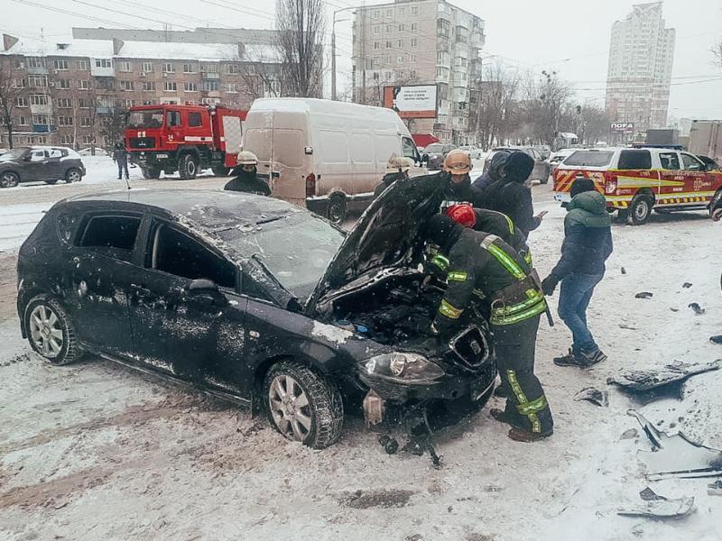 м.Київ: вогнеборцями надано допомогу автомобілю, що потрапив в ДТП
