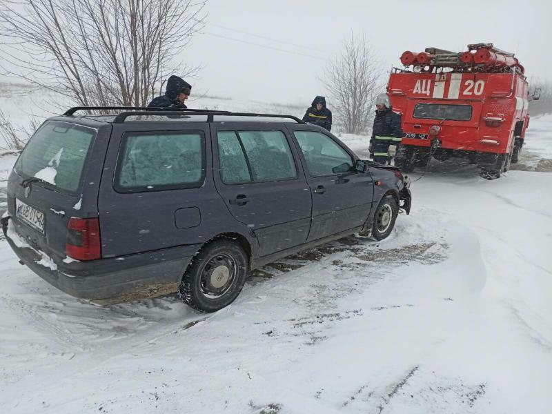 Волинська область: рятувальники продовжують надавати допомогу водіям та пасажирам транспортних засобів, що потрапили у снігові замети на дорогах