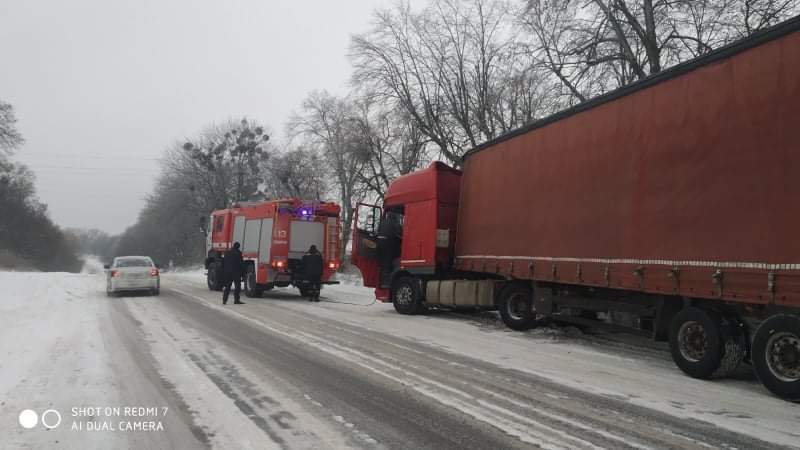 На Вінниччині рятувальники надають допомогу водіям