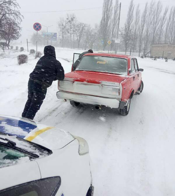 На Рівненщині поліцейські надають допомогу людям, яких у дорозі застала негода&nbsp;