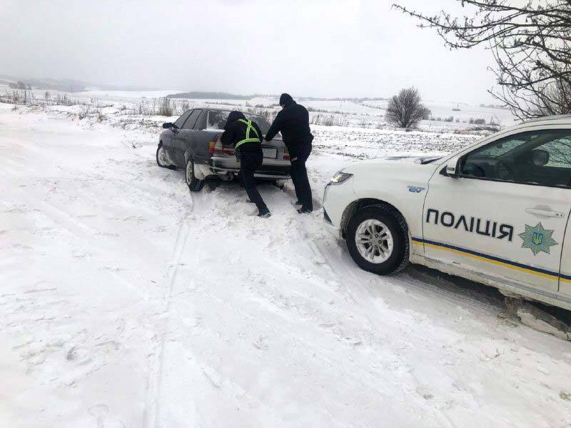 На Рівненщині поліцейські надають допомогу людям, яких у дорозі застала негода 