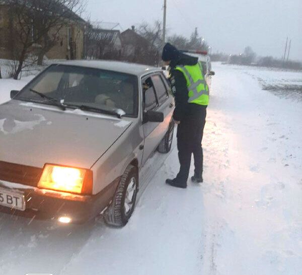 На Рівненщині поліцейські надають допомогу людям, яких у дорозі застала негода&nbsp;