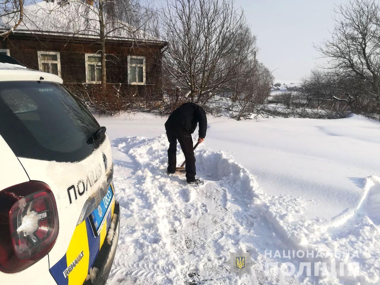 Поліцейські Рівненщини продовжують надавати допомогу водіям під час негоди