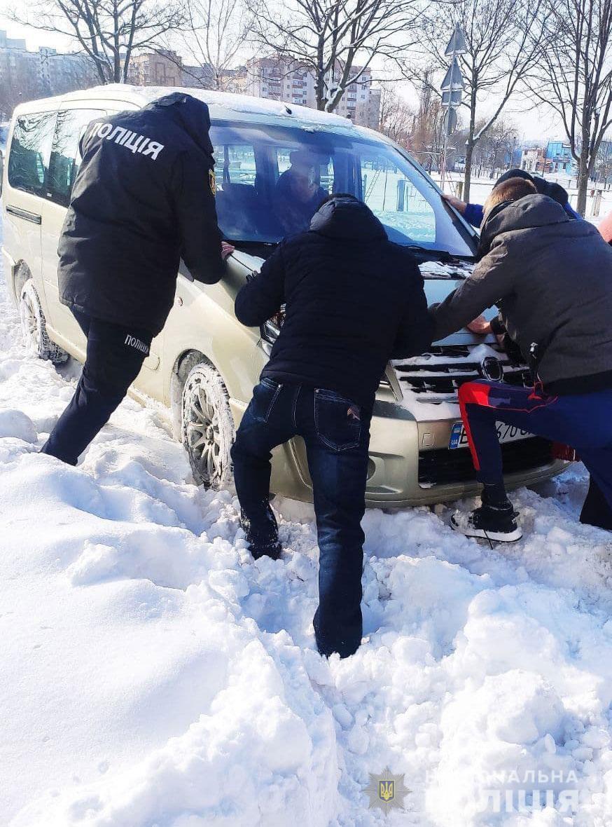 Поліцейські Рівненщини продовжують надавати допомогу водіям під час негоди