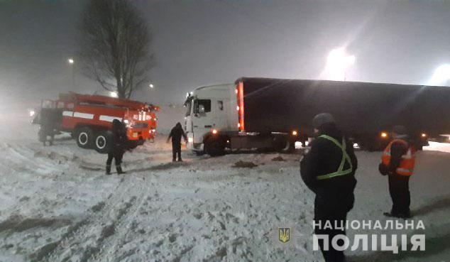 Поліцейські Рівненщини продовжують надавати допомогу водіям під час негоди