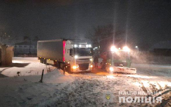 Поліцейські Рівненщини продовжують надавати допомогу водіям під час негоди