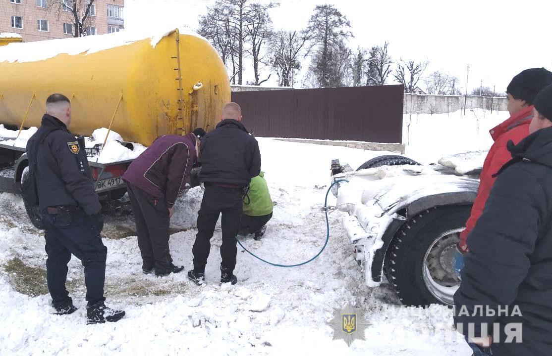 Поліцейські Рівненщини продовжують надавати допомогу водіям під час негоди