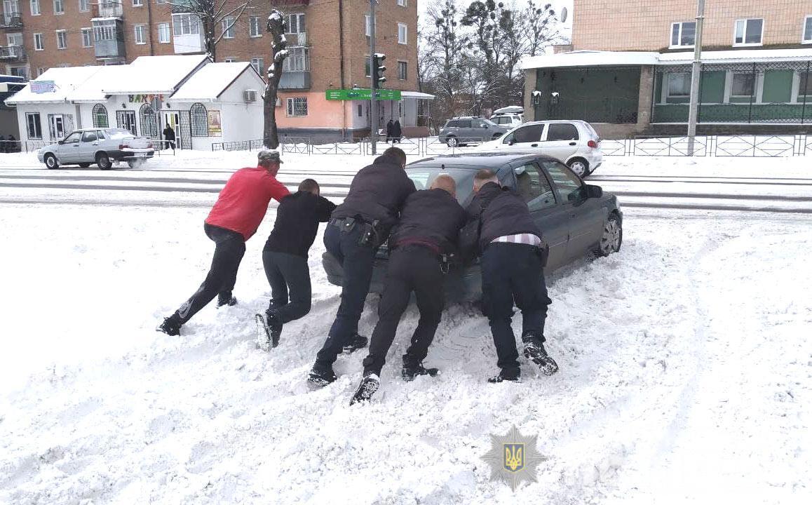 Поліцейські Рівненщини продовжують надавати допомогу водіям під час негоди