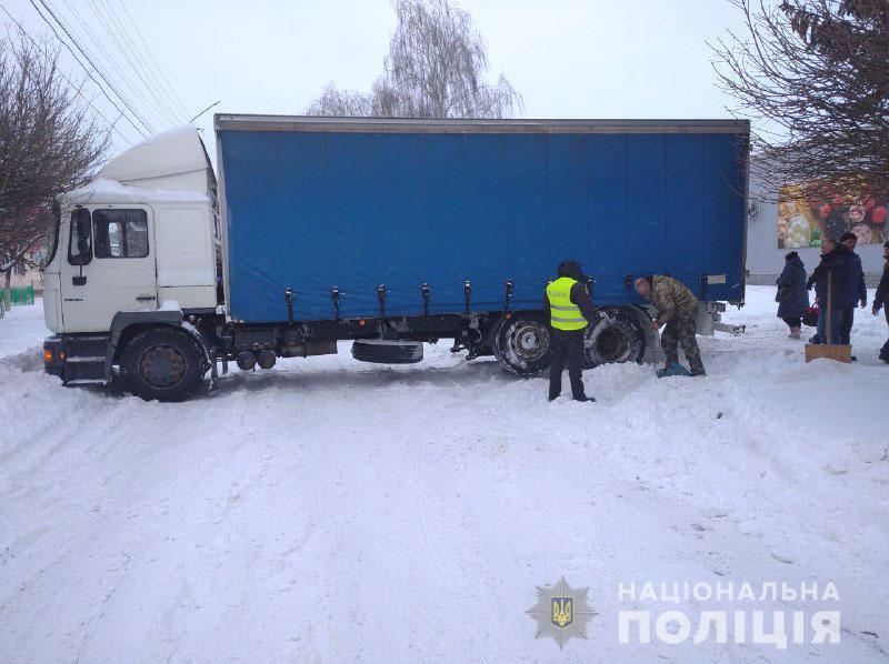 Поліцейські Рівненщини продовжують надавати допомогу водіям під час негоди