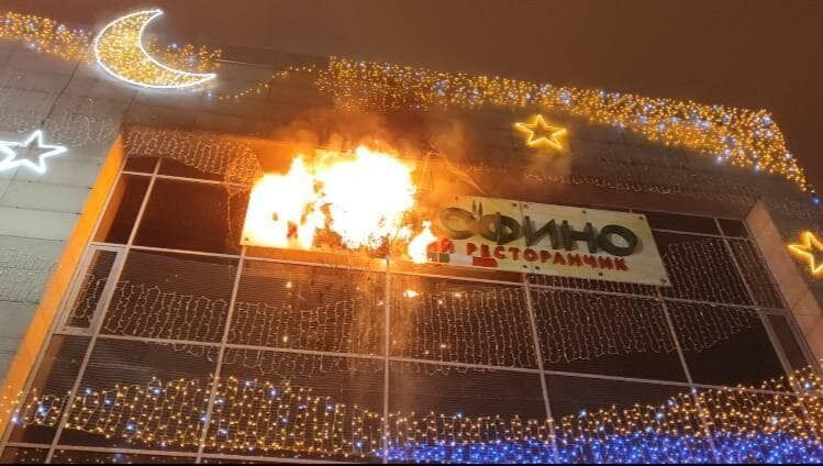 У Дніпрі горів фасад ТРЦ: обійшлося без жертв