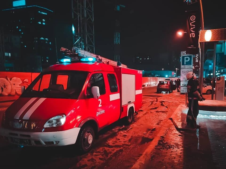 У Дніпрі горів фасад ТРЦ: обійшлося без жертв