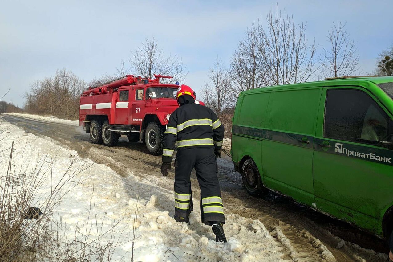 Хмельницька область: рятувальники витягнули з кювету автомобіль