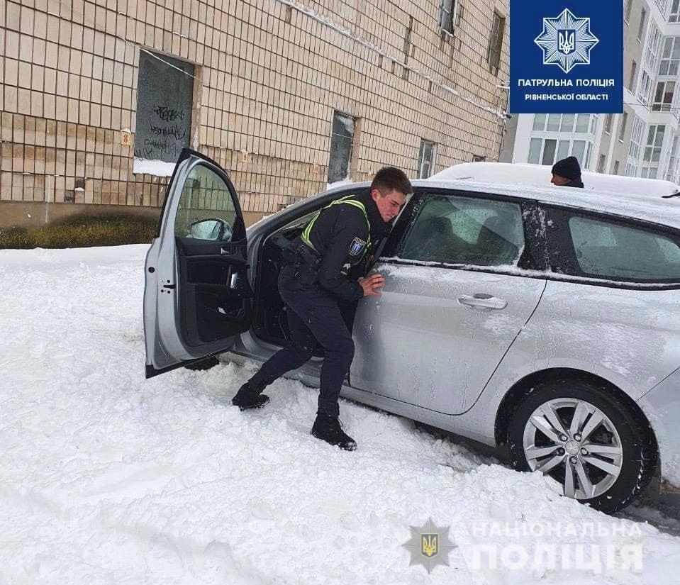 Рівненські патрульні цілодобово допомагають громадянам, які стали заручниками негоди