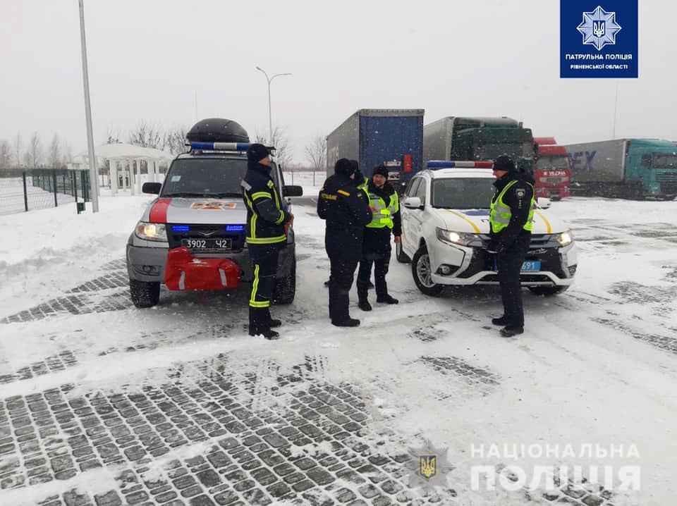 Рівненські патрульні цілодобово допомагають громадянам, які стали заручниками негоди