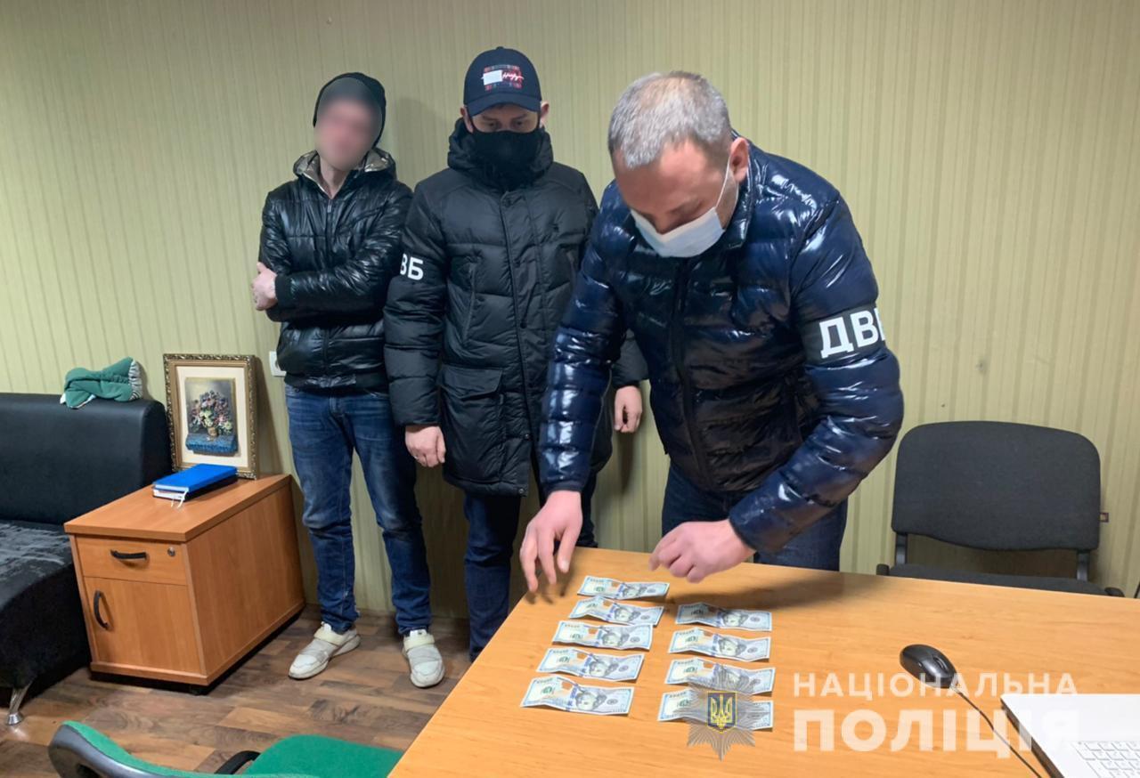 За надання поліцейському хабаря мешканцю Дніпра загрожує кримінальна відповідальність