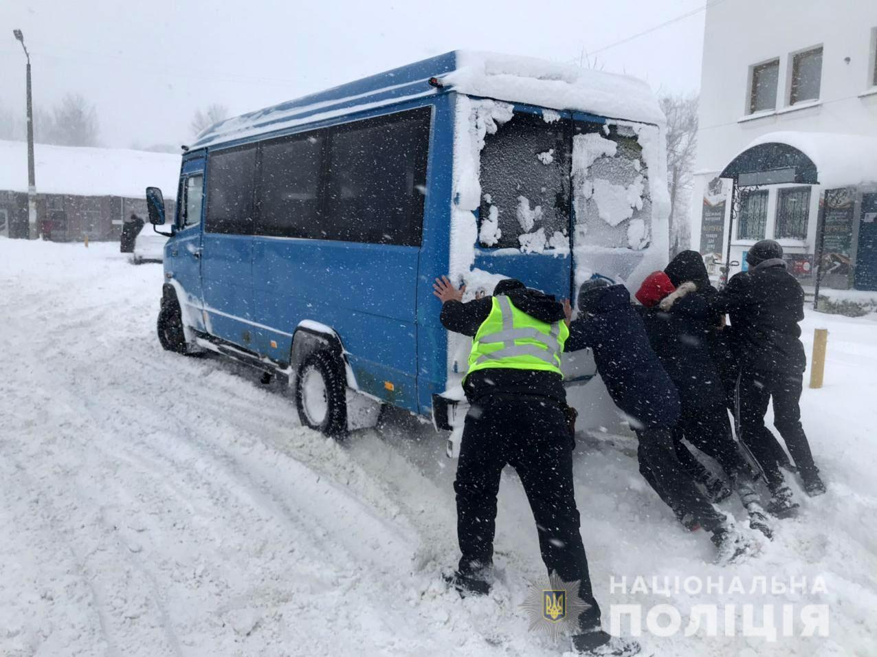 На Рівненщині для допомоги водіям долати наслідки негоди поліцейські залучили бронетранспортер